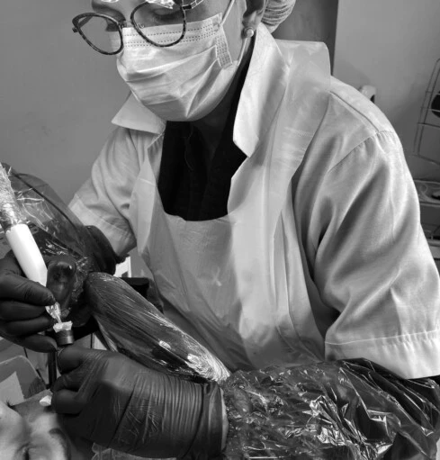 La technicienne en train d'effectuer un maquillage permanent des sourcils