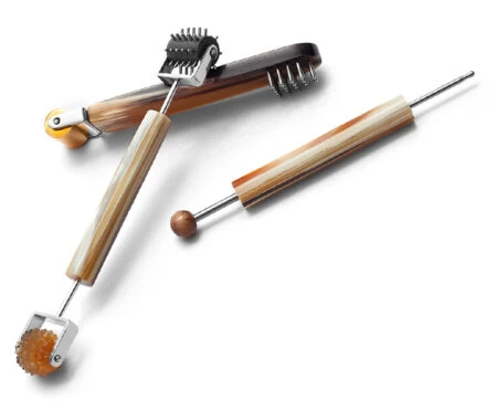 Les outils de Dien Chan sont conçus pour stimuler les zones réflèxes du visage.